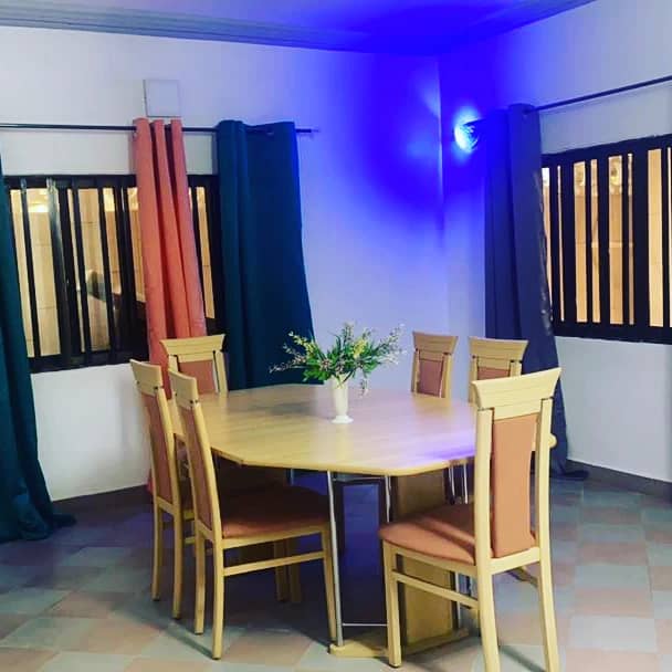 APPARTEMENT MEUBLÉ DE DEUX CHAMBRES CHAMBRES UN SALON À LOUER A COTONOU FIDJROSSE