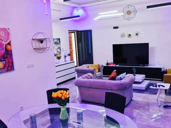 APPARTEMENT MEUBLÉ DE DEUX CHAMBRES UN SALON À LOUER A COTONOU CITE HOUEYIHO