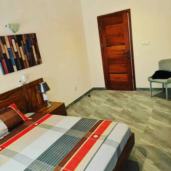 APPARTEMENT MEUBLÉ DE DEUX CHAMBRES UN SALON À LOUER A COTONOU CITE HOUEYIHO