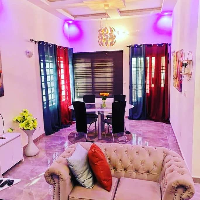 APPARTEMENT MEUBLÉ DE DEUX CHAMBRES UN SALON À LOUER A COTONOU CITE HOUEYIHO