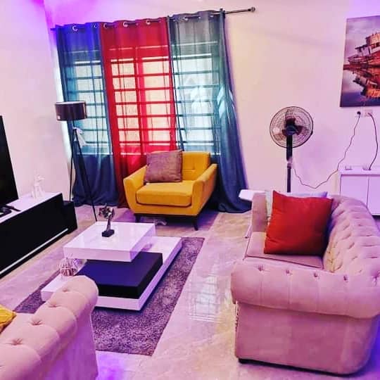 APPARTEMENT MEUBLÉ DE DEUX CHAMBRES UN SALON À LOUER A COTONOU CITE HOUEYIHO