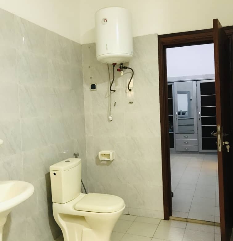 APPARTEMENT MEUBLÉ DE TROIS CHAMBRES UN SALON À LOUER A COTONOU GBREDJROME)