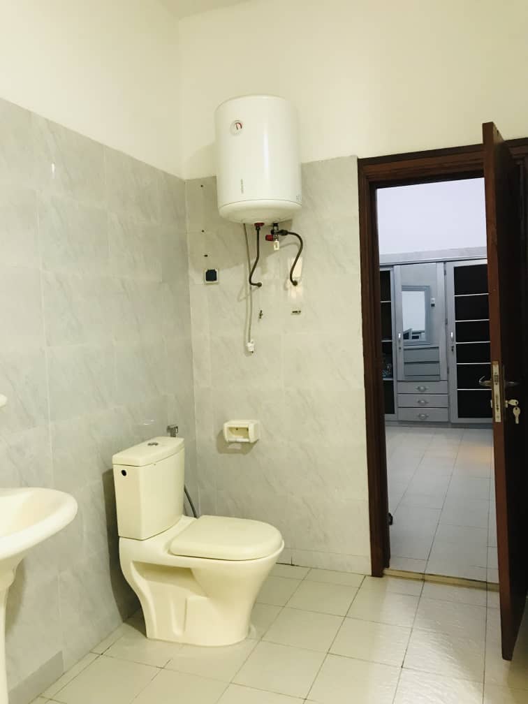 APPARTEMENT MEUBLÉ DE TROIS CHAMBRES UN SALON À LOUER A COTONOU GBREDJROME)