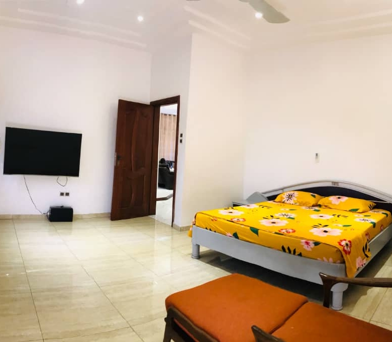 APPARTEMENT MEUBLÉ DE TROIS CHAMBRES UN SALON À LOUER A COTONOU GBREDJROME)