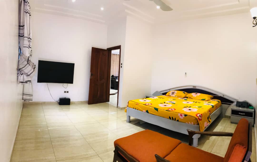 APPARTEMENT MEUBLÉ DE TROIS CHAMBRES UN SALON À LOUER A COTONOU GBREDJROME)