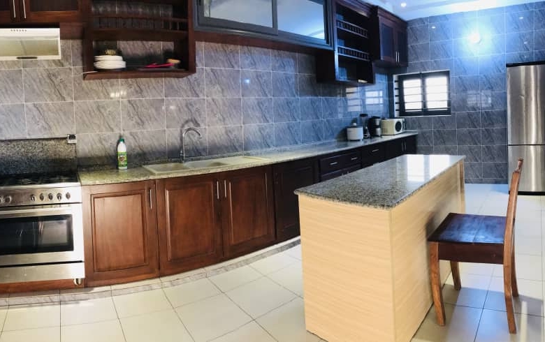 APPARTEMENT MEUBLÉ DE TROIS CHAMBRES UN SALON À LOUER A COTONOU GBREDJROME)