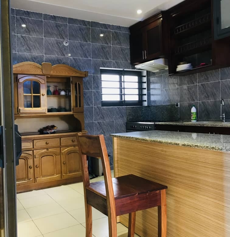 APPARTEMENT MEUBLÉ DE TROIS CHAMBRES UN SALON À LOUER A COTONOU GBREDJROME)