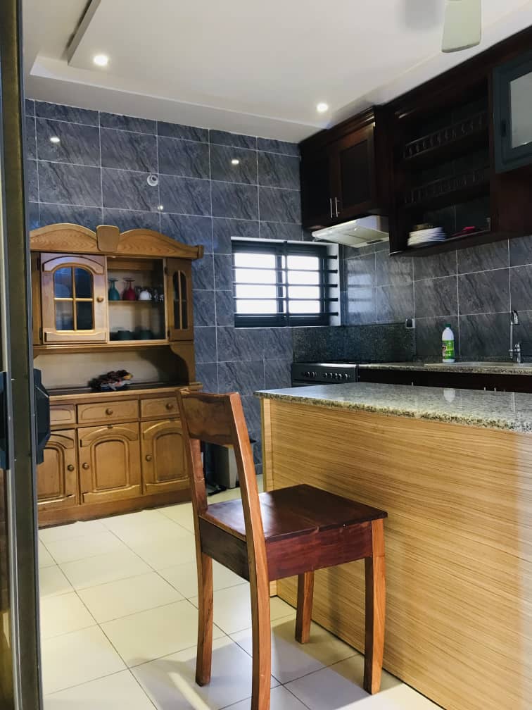 APPARTEMENT MEUBLÉ DE TROIS CHAMBRES UN SALON À LOUER A COTONOU GBREDJROME)