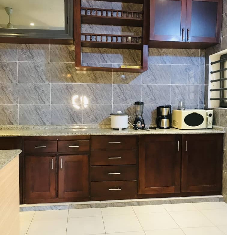 APPARTEMENT MEUBLÉ DE TROIS CHAMBRES UN SALON À LOUER A COTONOU GBREDJROME)