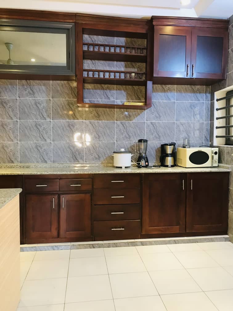 APPARTEMENT MEUBLÉ DE TROIS CHAMBRES UN SALON À LOUER A COTONOU GBREDJROME)