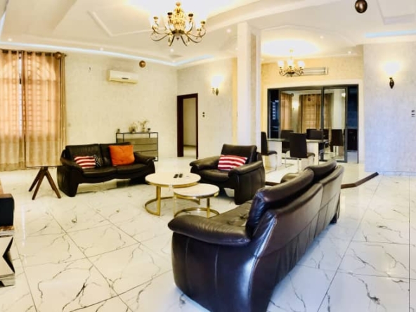 APPARTEMENT MEUBLÉ DE TROIS CHAMBRES UN SALON À LOUER A COTONOU GBREDJROME)