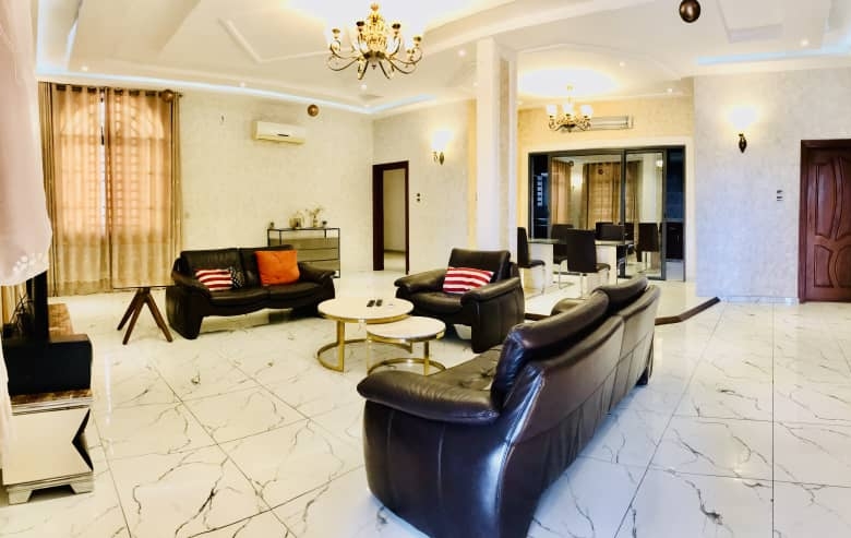 APPARTEMENT MEUBLÉ DE TROIS CHAMBRES UN SALON À LOUER A COTONOU GBREDJROME)