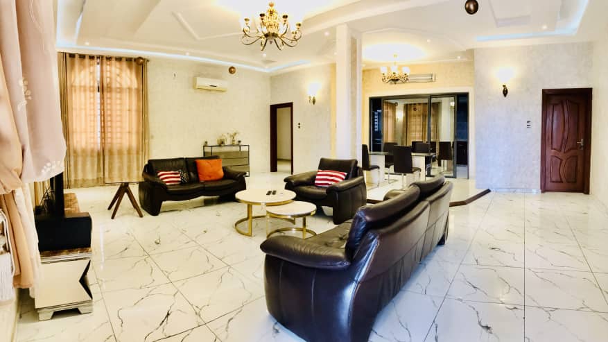 APPARTEMENT MEUBLÉ DE TROIS CHAMBRES UN SALON À LOUER A COTONOU GBREDJROME)