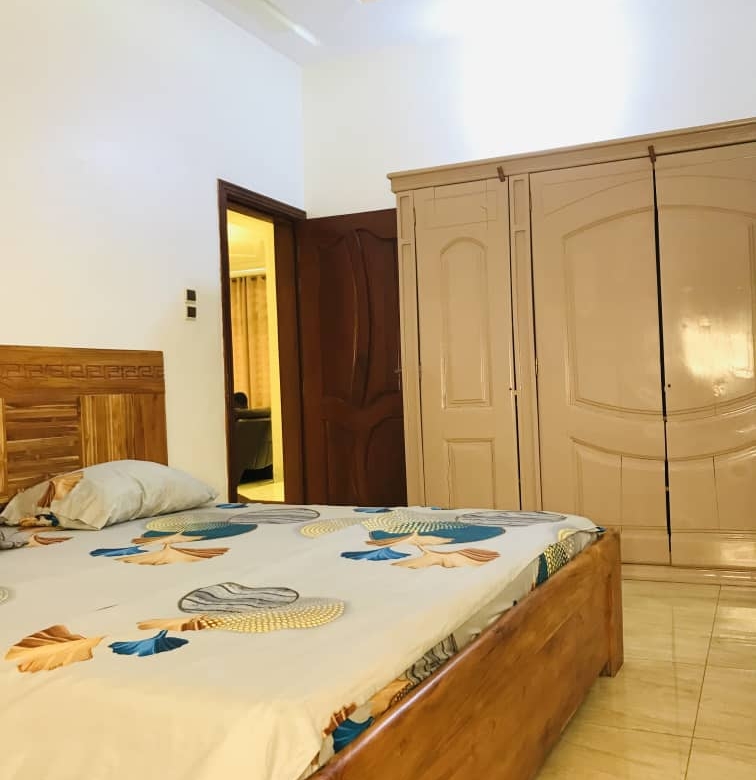 APPARTEMENT MEUBLÉ DE TROIS CHAMBRES UN SALON À LOUER A COTONOU GBREDJROME)