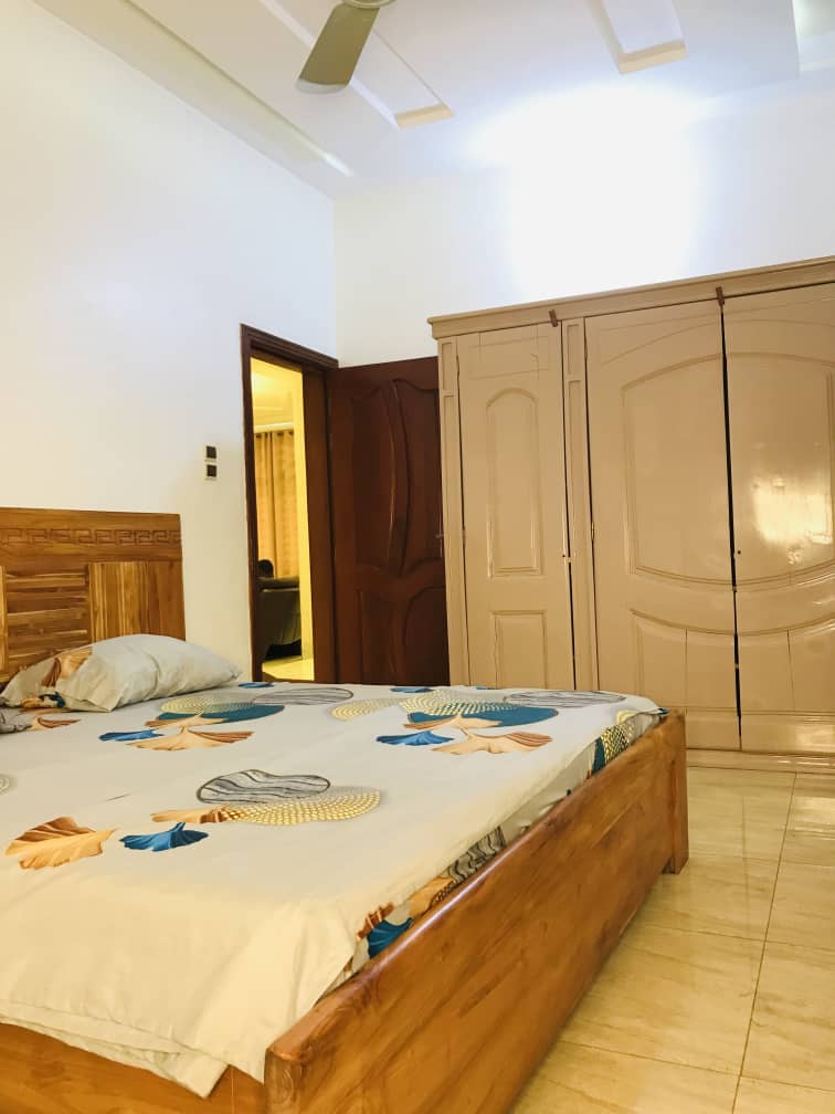 APPARTEMENT MEUBLÉ DE TROIS CHAMBRES UN SALON À LOUER A COTONOU GBREDJROME)