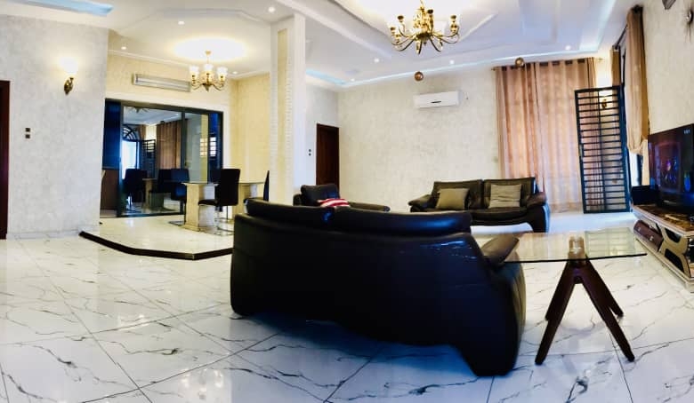 APPARTEMENT MEUBLÉ DE TROIS CHAMBRES UN SALON À LOUER A COTONOU GBREDJROME)