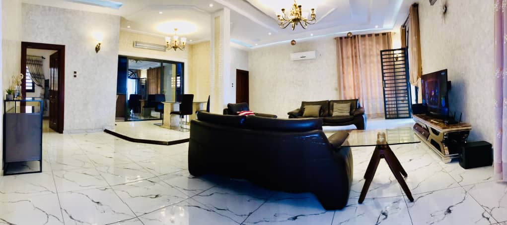 APPARTEMENT MEUBLÉ DE TROIS CHAMBRES UN SALON À LOUER A COTONOU GBREDJROME)