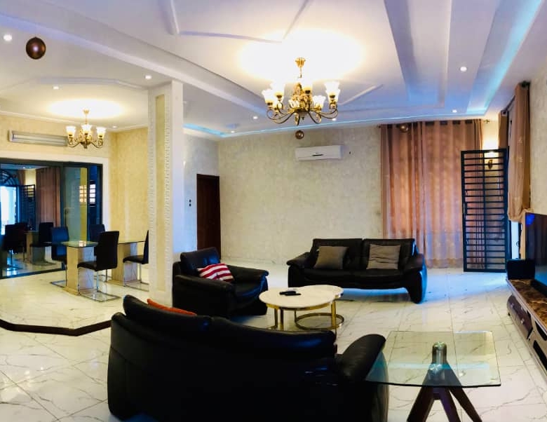 APPARTEMENT MEUBLÉ DE TROIS CHAMBRES UN SALON À LOUER A COTONOU GBREDJROME)