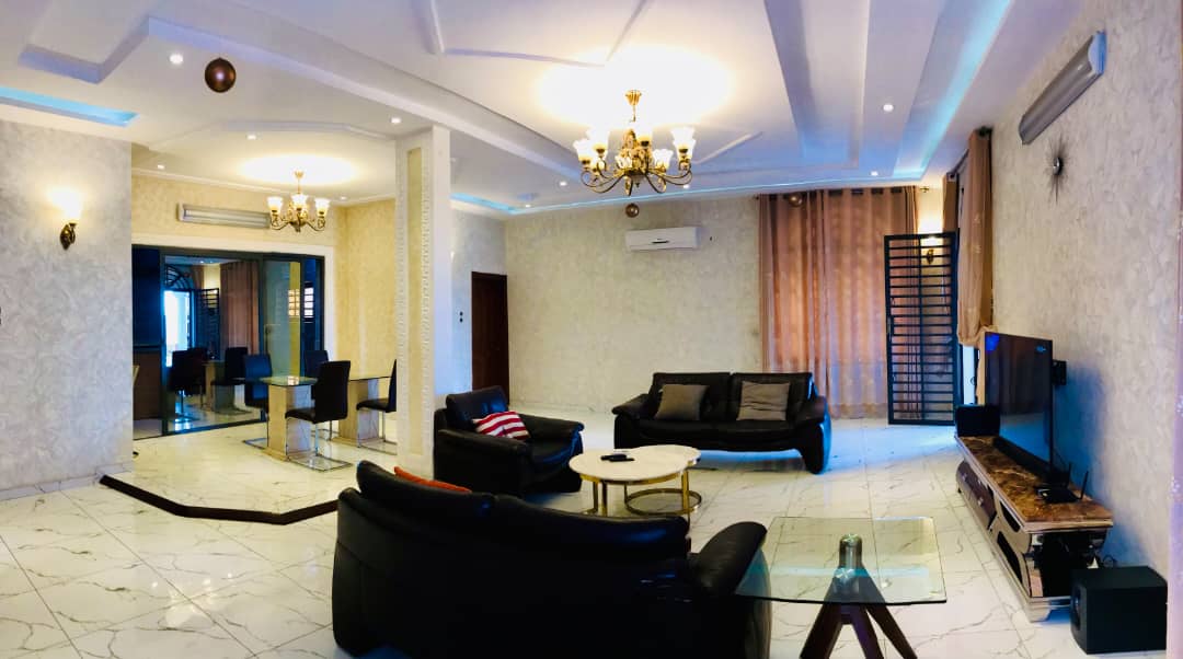 APPARTEMENT MEUBLÉ DE TROIS CHAMBRES UN SALON À LOUER A COTONOU GBREDJROME)