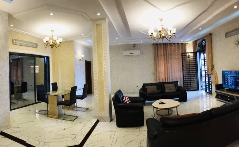 APPARTEMENT MEUBLÉ DE TROIS CHAMBRES UN SALON À LOUER A COTONOU GBREDJROME)