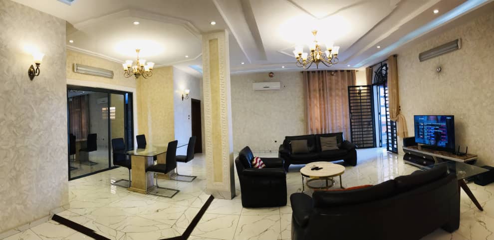 APPARTEMENT MEUBLÉ DE TROIS CHAMBRES UN SALON À LOUER A COTONOU GBREDJROME)