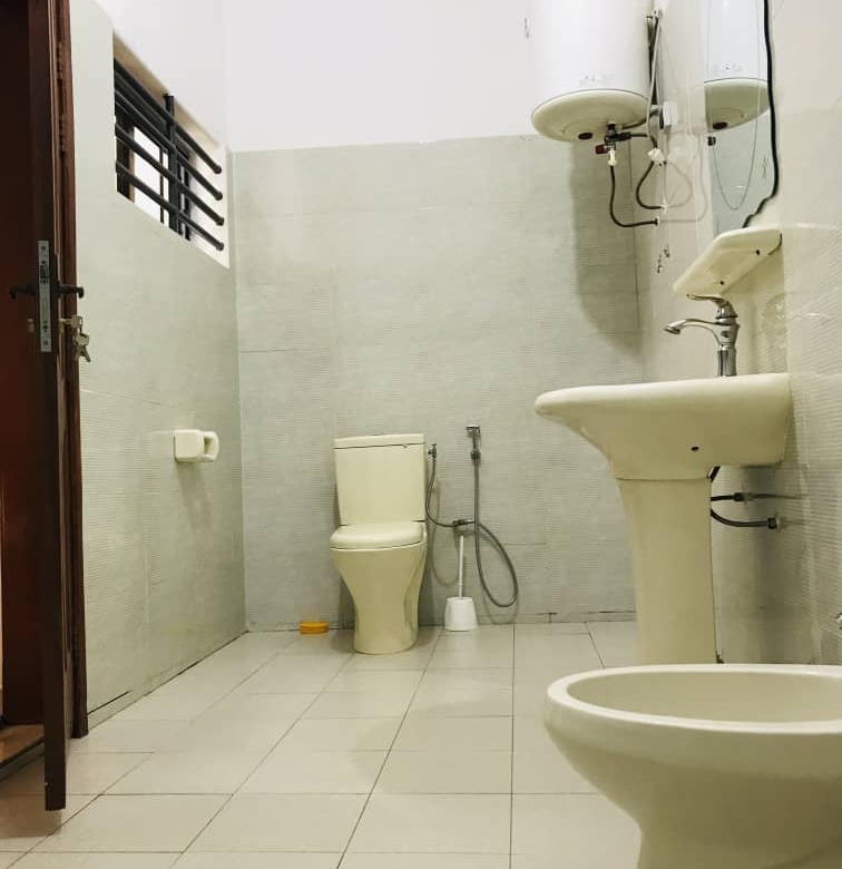 APPARTEMENT MEUBLÉ DE TROIS CHAMBRES UN SALON À LOUER A COTONOU GBREDJROME)