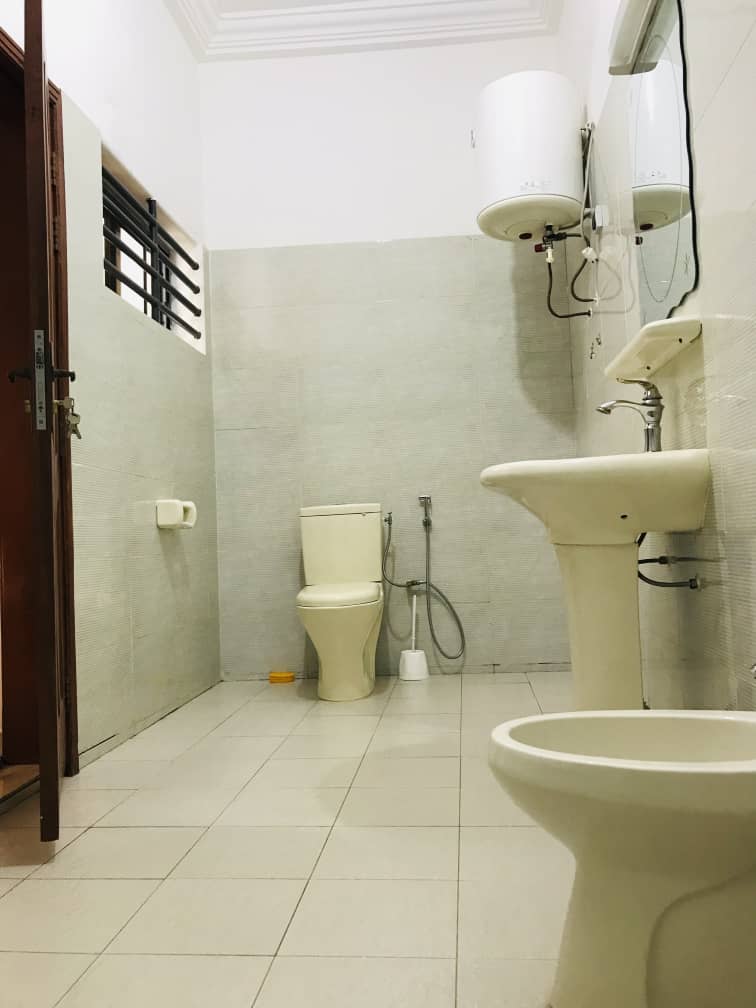 APPARTEMENT MEUBLÉ DE TROIS CHAMBRES UN SALON À LOUER A COTONOU GBREDJROME)