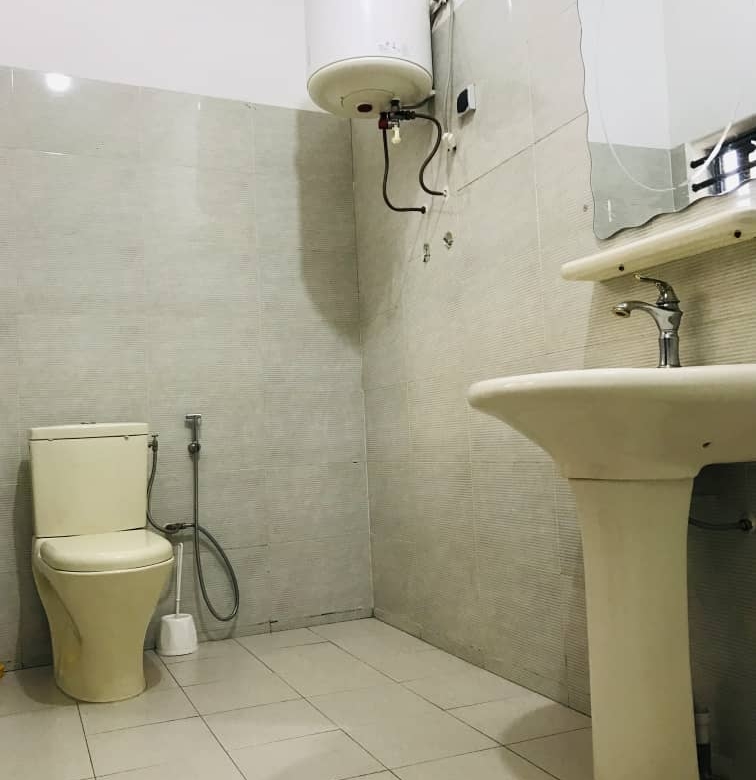 APPARTEMENT MEUBLÉ DE TROIS CHAMBRES UN SALON À LOUER A COTONOU GBREDJROME)