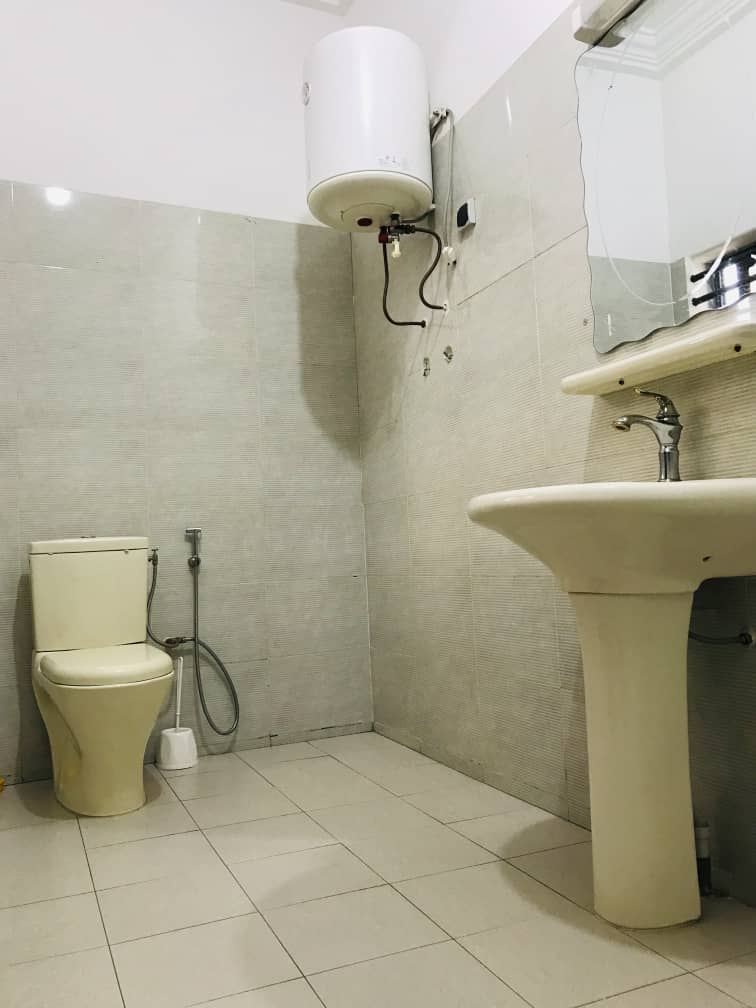 APPARTEMENT MEUBLÉ DE TROIS CHAMBRES UN SALON À LOUER A COTONOU GBREDJROME)