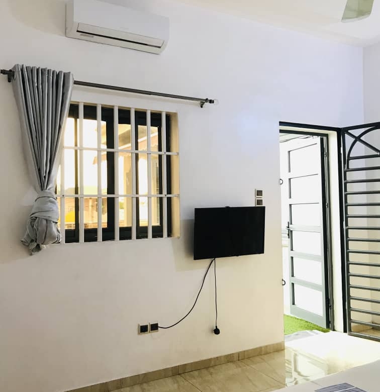 APPARTEMENT MEUBLÉ DE TROIS CHAMBRES UN SALON À LOUER A COTONOU GBREDJROME)