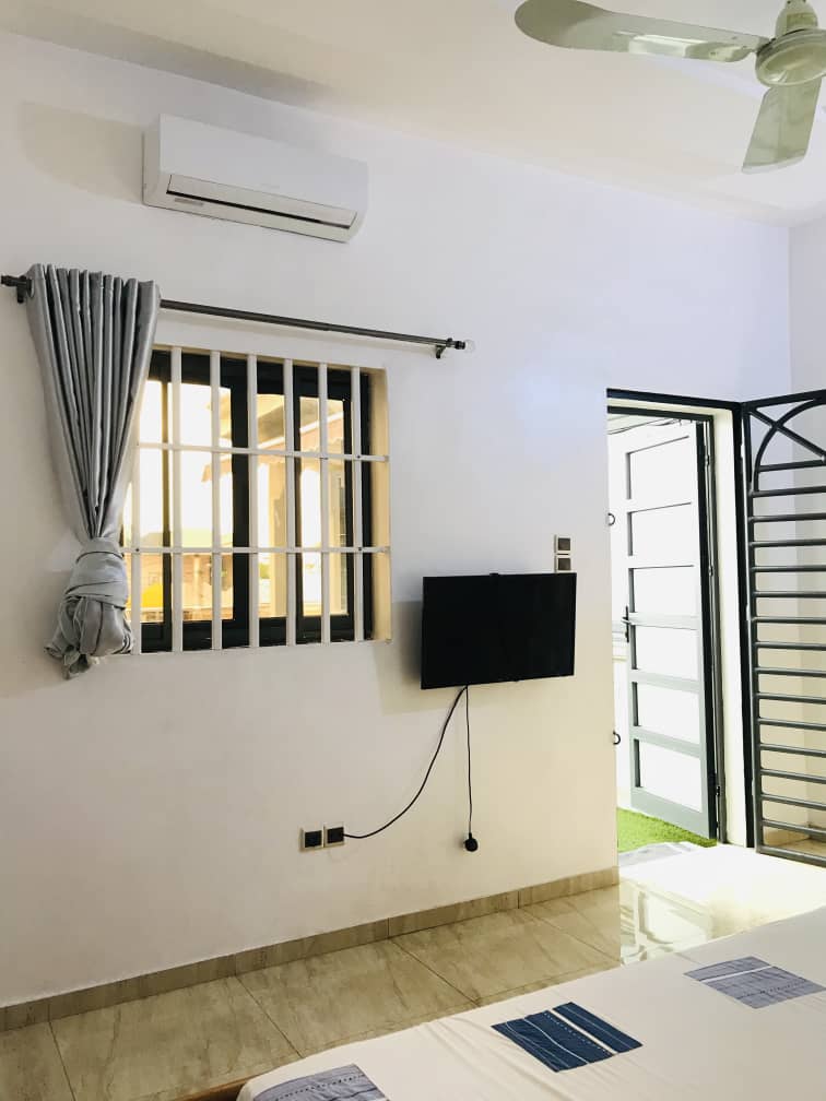 APPARTEMENT MEUBLÉ DE TROIS CHAMBRES UN SALON À LOUER A COTONOU GBREDJROME)