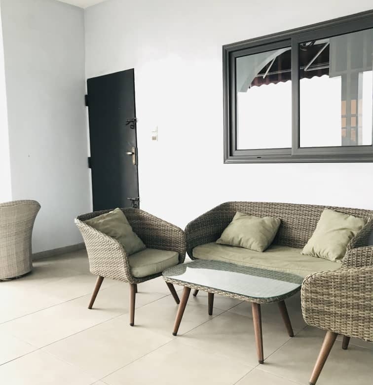 APPARTEMENT MEUBLÉ DE TROIS CHAMBRES UN SALON À LOUER A COTONOU GBREDJROME)