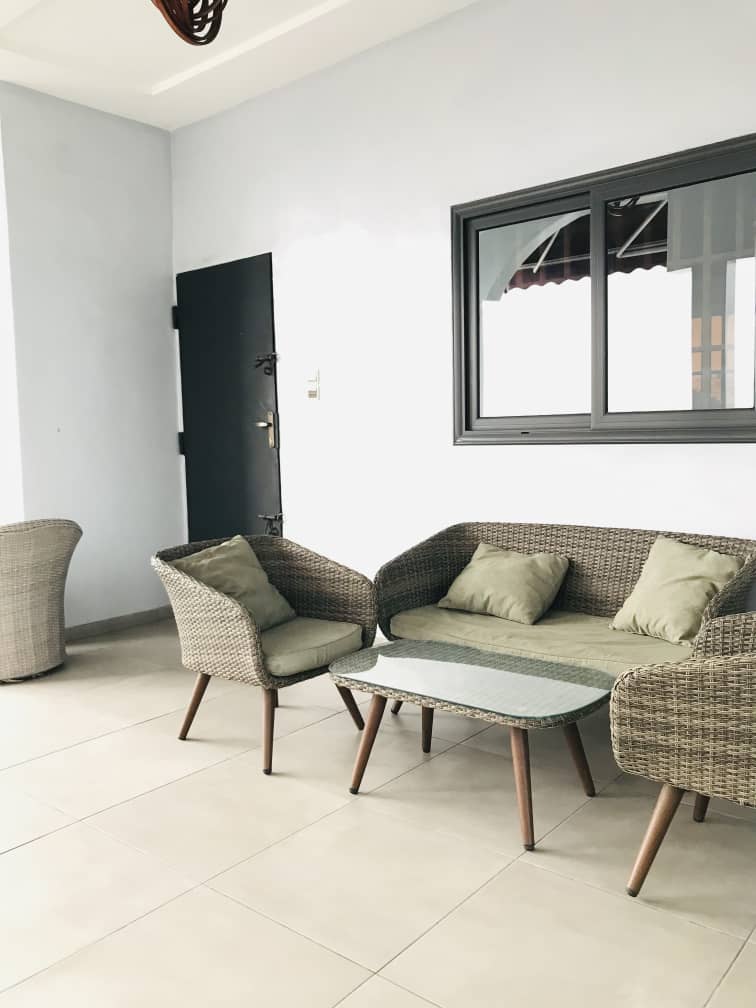 APPARTEMENT MEUBLÉ DE TROIS CHAMBRES UN SALON À LOUER A COTONOU GBREDJROME)