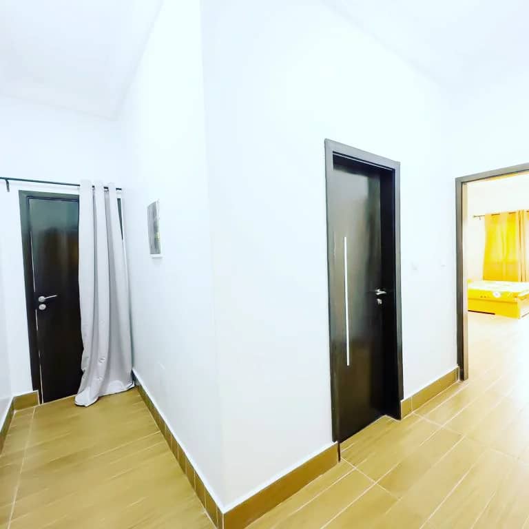 APPARTEMENT MEUBLÉ À LOUER À COTONOU FIDJROSSE