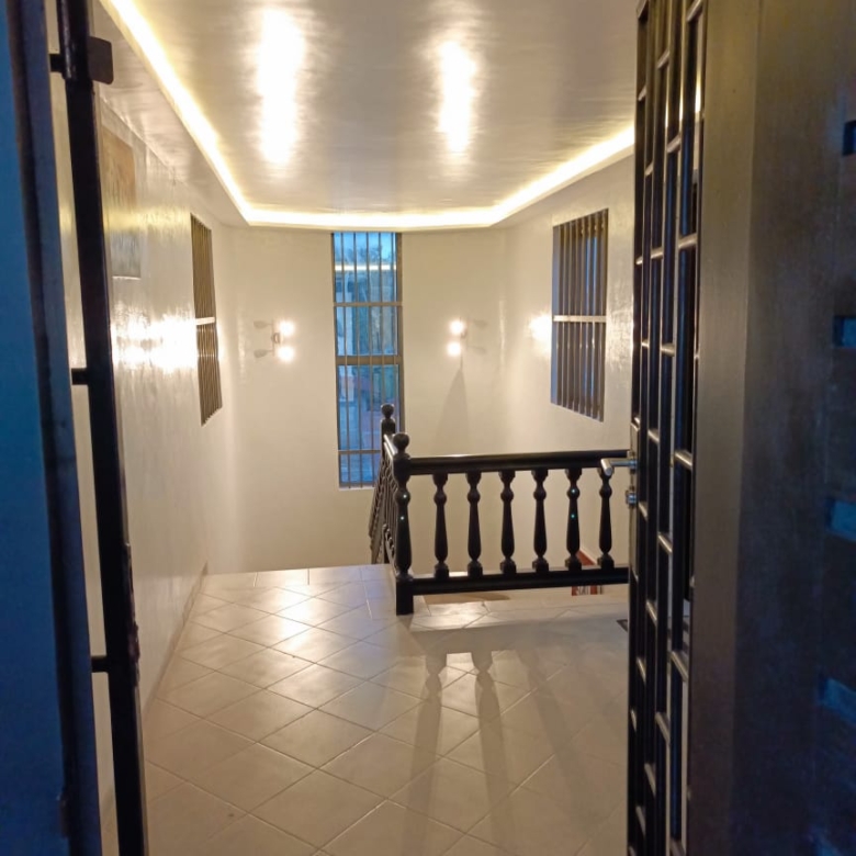 APPARTEMENT MEUBLÉ DE DEUX CHAMBRES UN SALON À LOUER À COTONOU AGLA