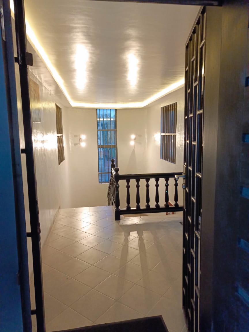 APPARTEMENT MEUBLÉ DE DEUX CHAMBRES UN SALON À LOUER À COTONOU AGLA