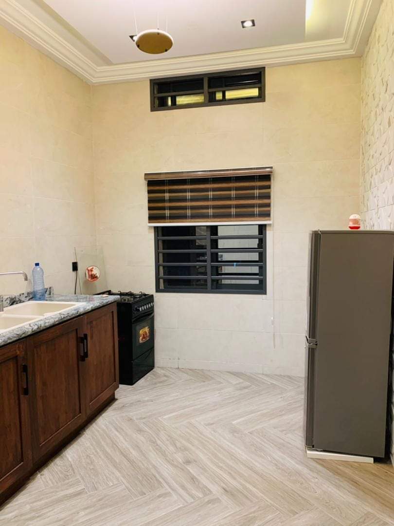 APPARTEMENT MEUBLÉ DE DEUX CHAMBRES UN SALON À LOUER À COTONOU AKPAKPA