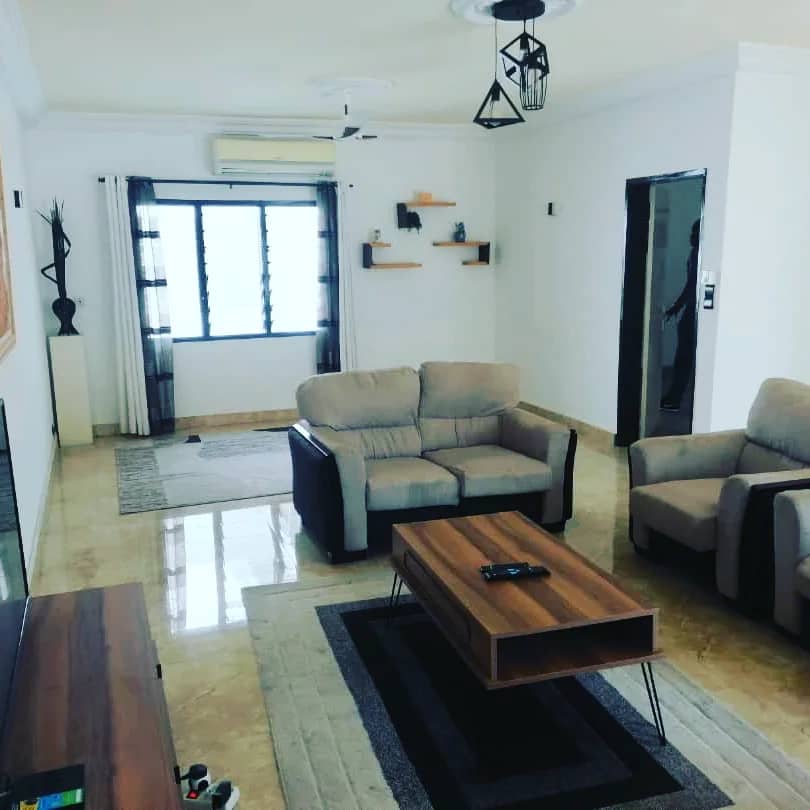 VILLA BASSE MEUBLÉE A LOUER À COTONOU LES COCOTIERS