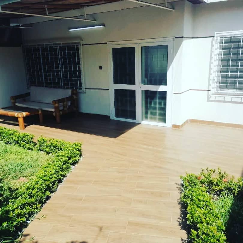 VILLA BASSE MEUBLÉE A LOUER À COTONOU LES COCOTIERS