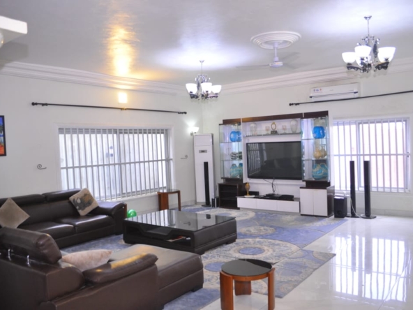 VILLA DUPLEX TRÈS HAUT STANDING À VENDRE À COTONOU AKPAKPA