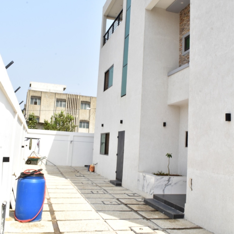 VILLA MEUBLÉE À LOUER A COTONOU KOUHOUNOU