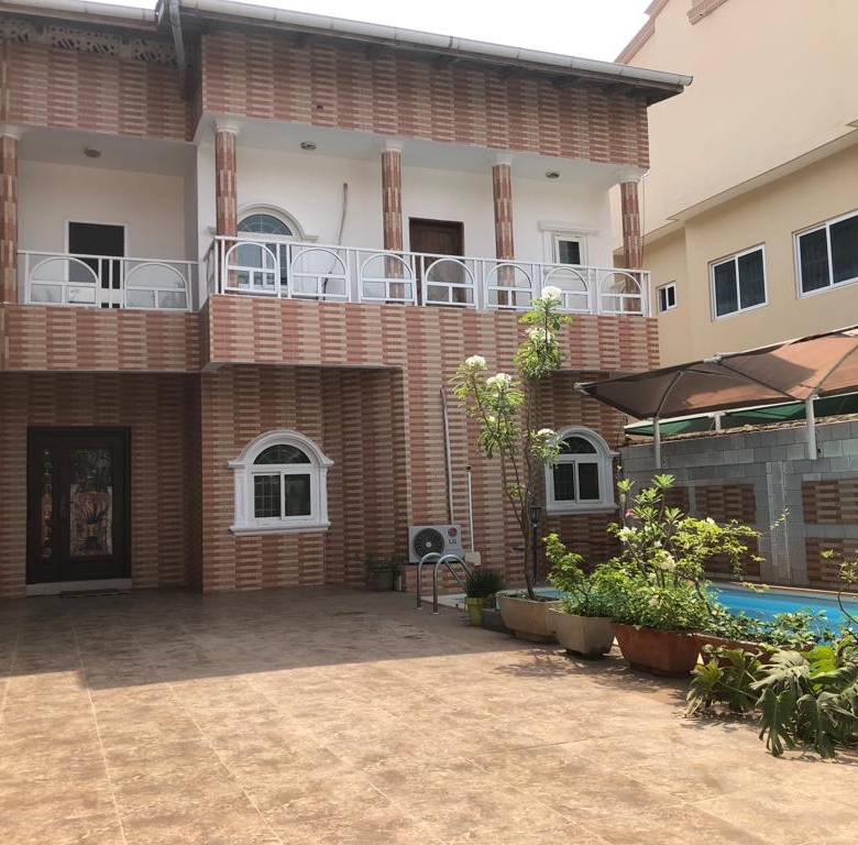 Villa meublée à vendre à Cotonou Fidjrosse