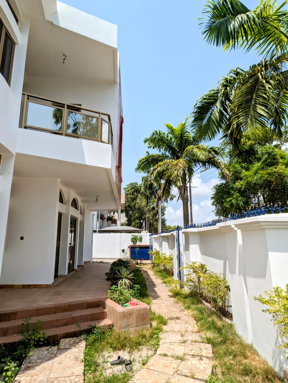 Villa avec jardin à louer à Cotonou zone des ambassades