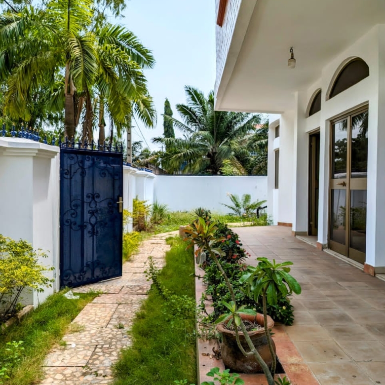 Villa avec jardin à louer à Cotonou zone des ambassades