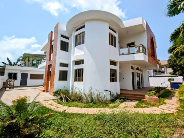 Villa avec jardin à louer à Cotonou zone des ambassades