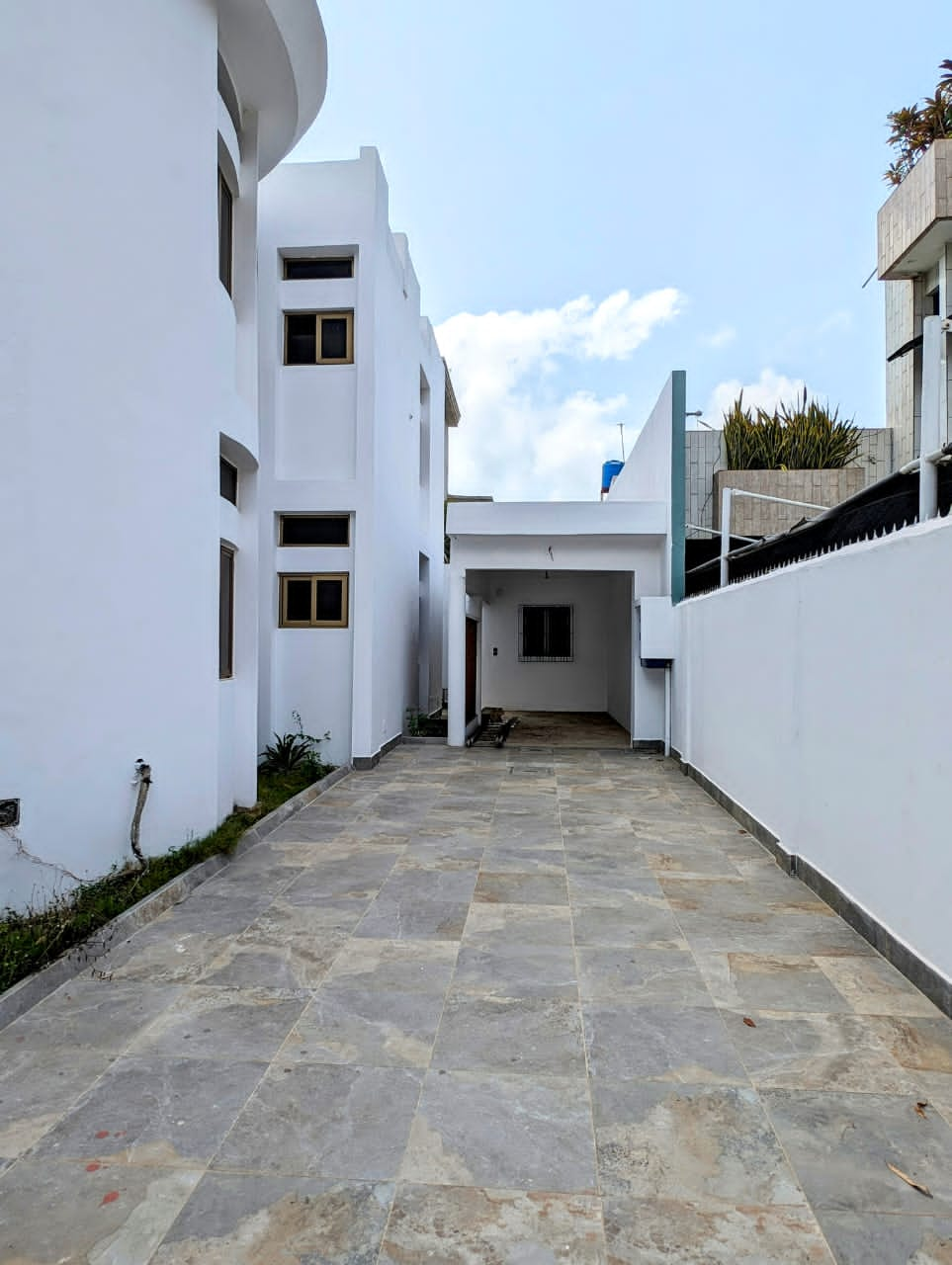 Villa avec jardin à louer à Cotonou zone des ambassades