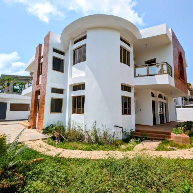 Villa avec jardin à louer à Cotonou zone des ambassades