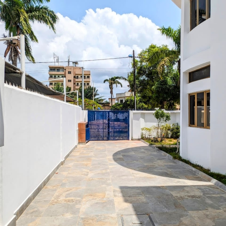 Villa avec jardin à louer à Cotonou zone des ambassades