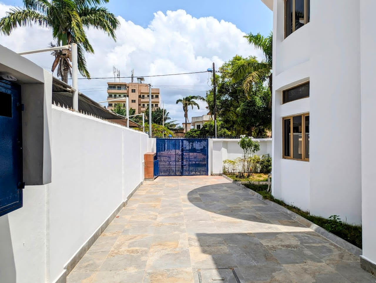 Villa avec jardin à louer à Cotonou zone des ambassades