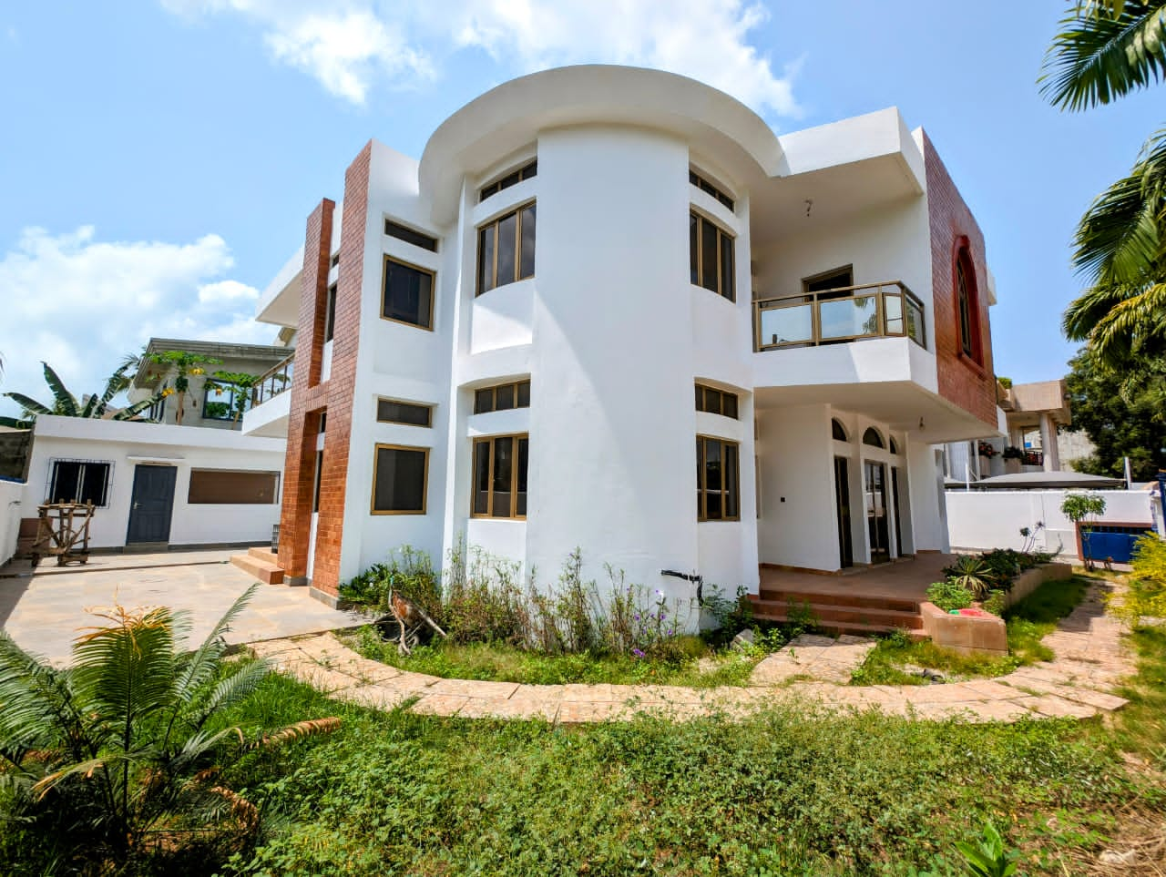 Villa avec jardin à louer à Cotonou zone des ambassades